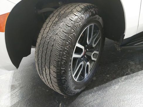 Used 2023 GMC Yukon XL AT4 AWD/4WD image 36
