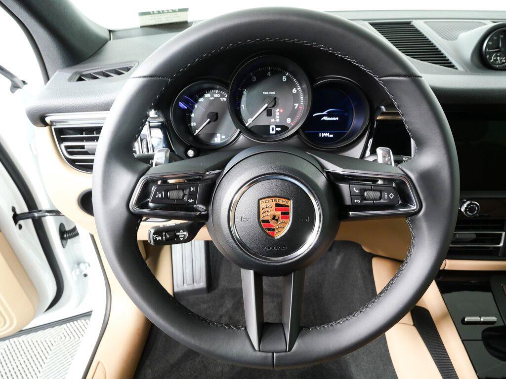 Certified 2026 Porsche Macan AWD/4WD image 9