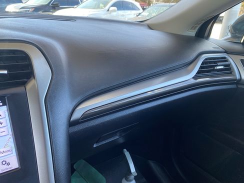 Used 2017 Ford Fusion SE w/ Fusion SE Technology Package image 21