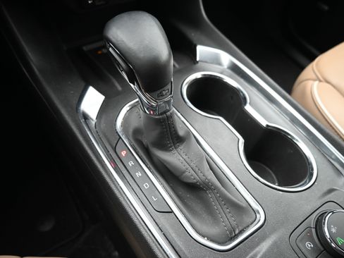 Used 2023 Chevrolet Traverse Premier FWD image 16