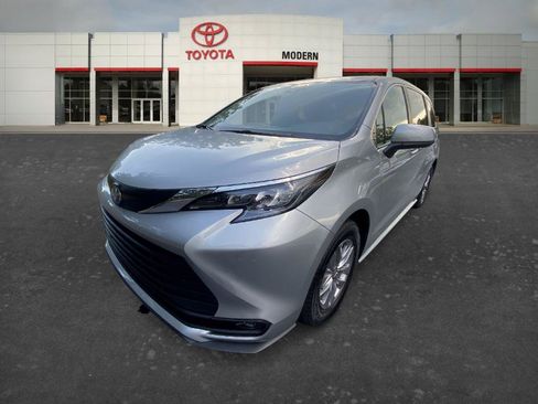 Used 2025 Toyota Sienna XLE FWD image 1