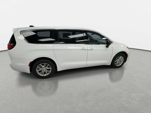 New 2026 Chrysler Pacifica Select FWD image 9