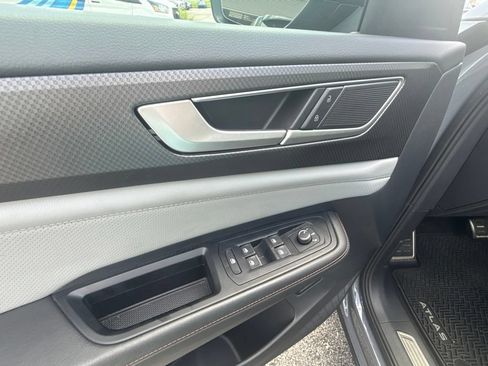 Used 2025 Volkswagen Atlas Peak Edition SE AWD/4WD image 12