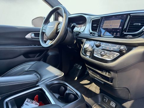 Used 2020 Chrysler Pacifica Limited FWD image 40
