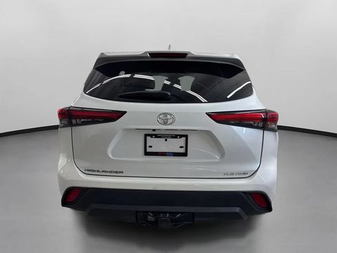 Used 2022 Toyota Highlander XLE AWD/4WD image 8
