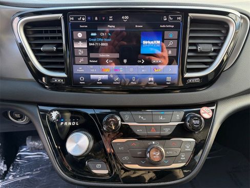 Used 2025 Chrysler Pacifica Select image 19