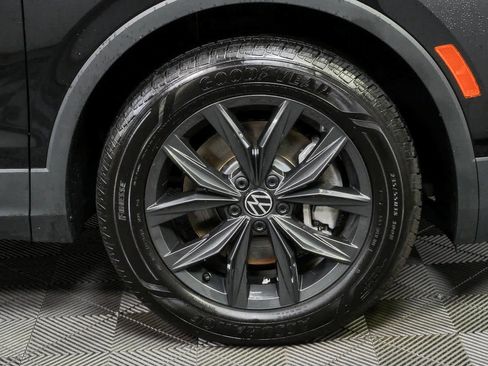 Certified 2024 Volkswagen Tiguan SE FWD image 40