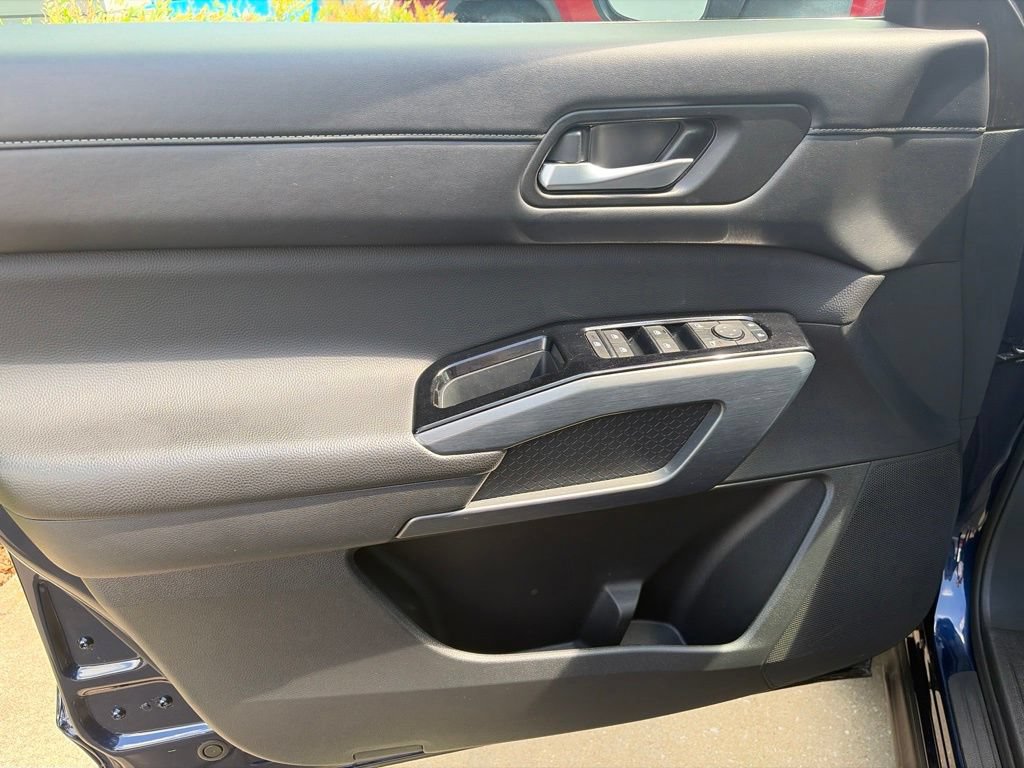 Used 2025 Nissan Pathfinder SL AWD/4WD image 19