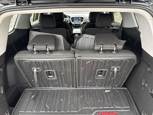 Used 2023 GMC Acadia SLE w/ Driver Convenience Package image 7