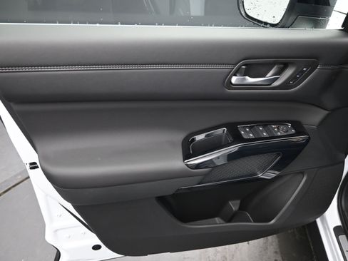 New 2026 Nissan Pathfinder Platinum FWD image 11