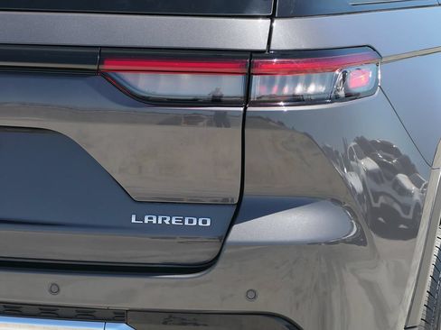 Used 2025 Jeep Grand Cherokee Laredo RWD image 4