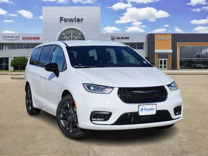 New 2026 Chrysler Pacifica Select