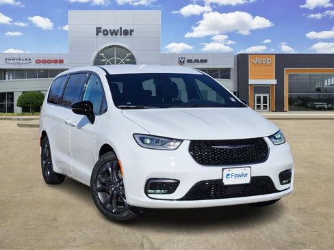 New 2026 Chrysler Pacifica Select image 1