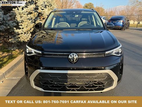 Used 2025 Volkswagen Taos SE image 2