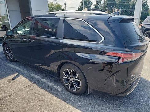 Used 2025 Toyota Sienna Platinum AWD/4WD image 3