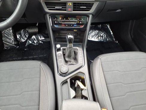 Certified 2025 Volkswagen Taos SE image 15