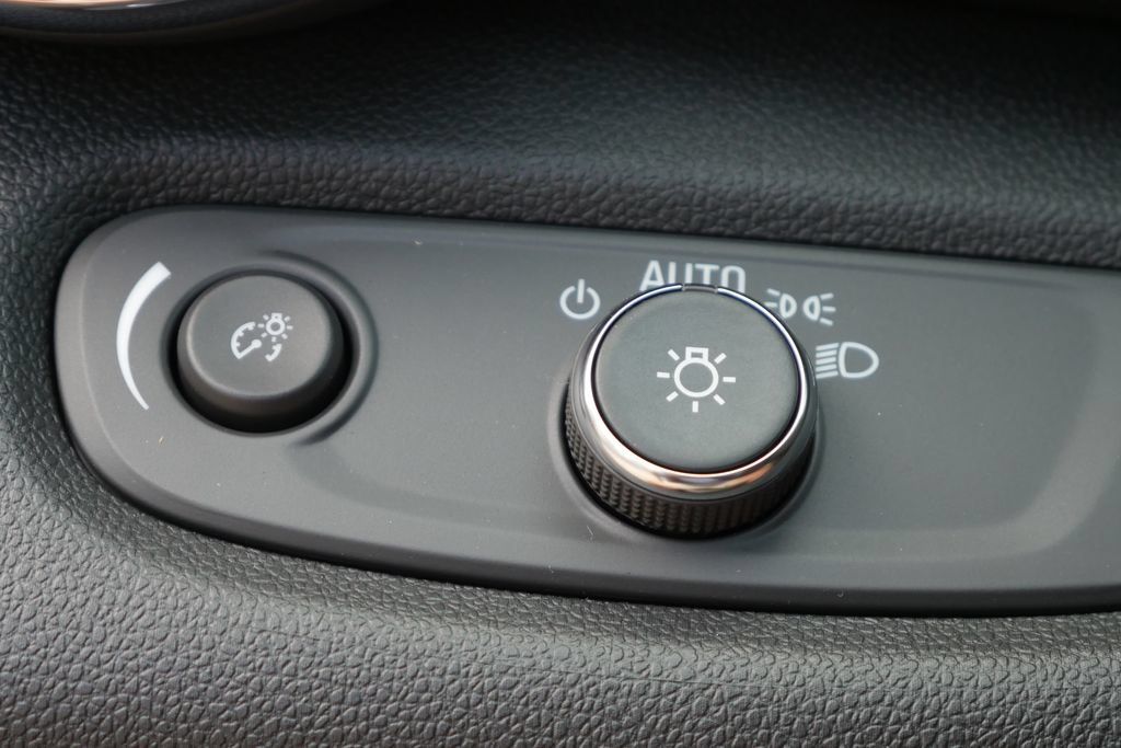 New 2026 Chevrolet Trax ACTIV w/ Sunroof Package FWD image 22