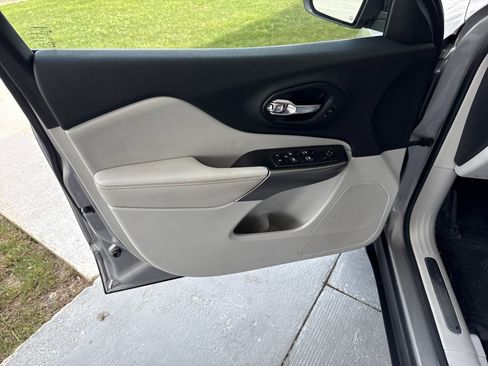 Used 2019 Jeep Cherokee Limited FWD image 9