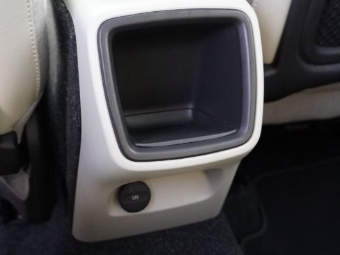 Used 2020 Volvo XC40 T4 Momentum image 27