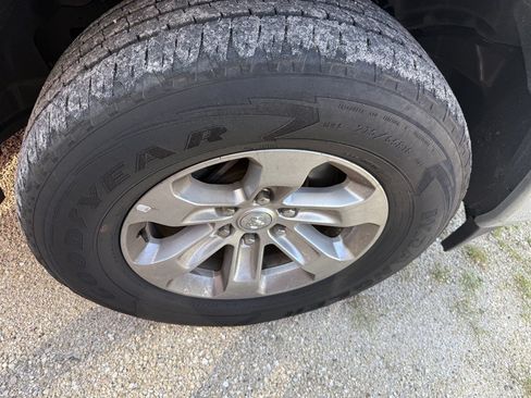 Used 2024 RAM 1500 Laramie AWD/4WD image 5