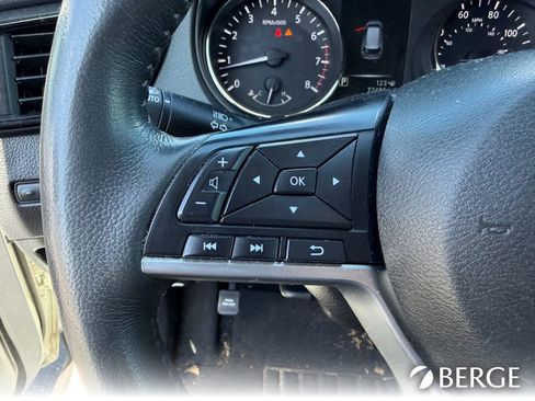 Used 2017 Nissan Rogue SV w/ SV Premium Package image 17