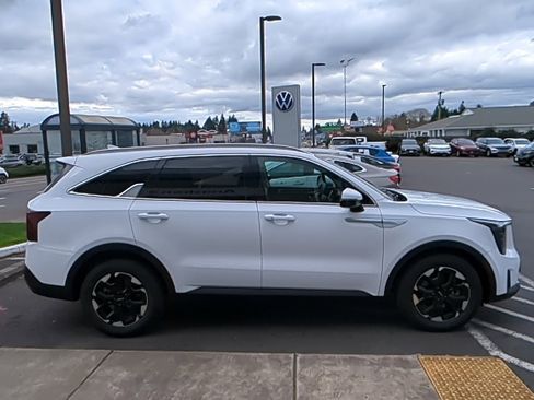 Used 2024 Kia Sorento S image 6