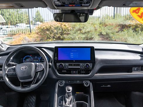 Certified 2024 Toyota Grand Highlander AWD image 17