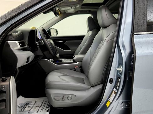 Used 2023 Toyota Highlander XLE image 19