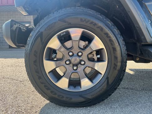 Used 2018 Jeep Wrangler Unlimited Sahara image 14