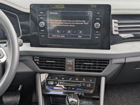 Used 2025 Volkswagen Jetta SE w/ Sunroof Package FWD image 24