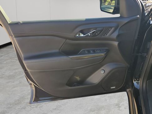 Used 2023 GMC Acadia SLT w/ Technology Package image 26