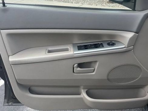 Used 2005 Jeep Grand Cherokee Laredo AWD/4WD image 9
