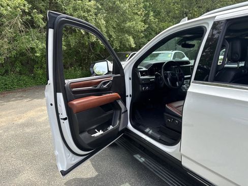 Used 2023 GMC Yukon XL Denali Ultimate AWD/4WD image 12