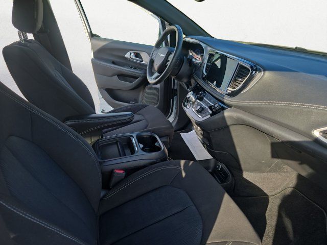 Used 2023 Chrysler Pacifica Touring FWD image 15