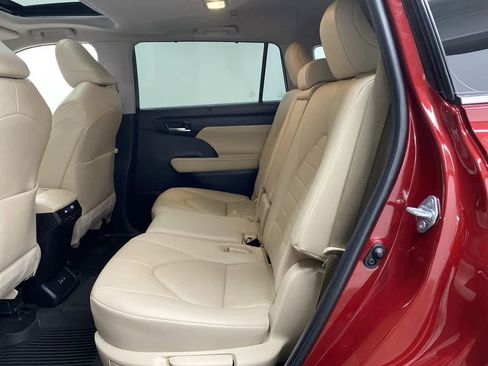 Used 2023 Toyota Highlander XLE image 17