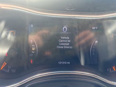 Used 2015 Jeep Grand Cherokee Overland w/ Advanced Technology Group image 4
