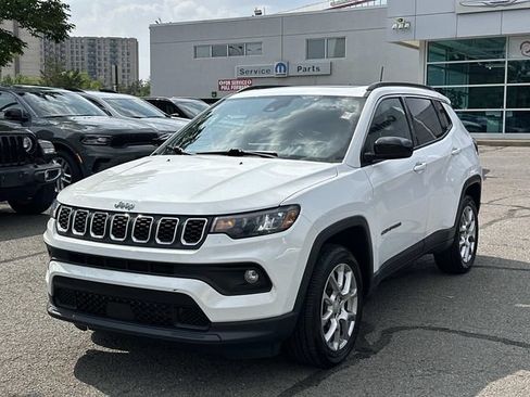 Used 2024 Jeep Compass Latitude w/ Sun and Sound Group AWD/4WD image 6