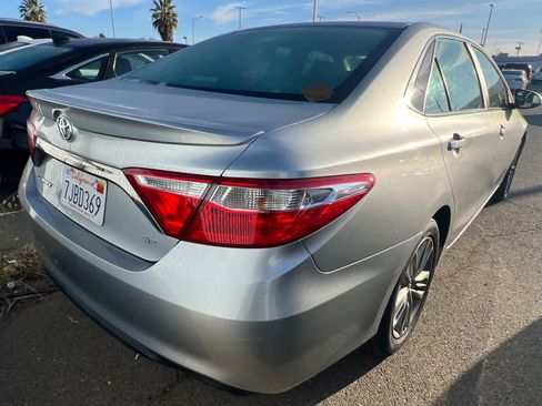 Used 2015 Toyota Camry SE w/ Moonroof Package image 4