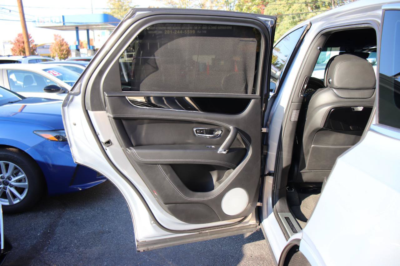 Used 2018 Bentley Bentayga AWD/4WD image 32