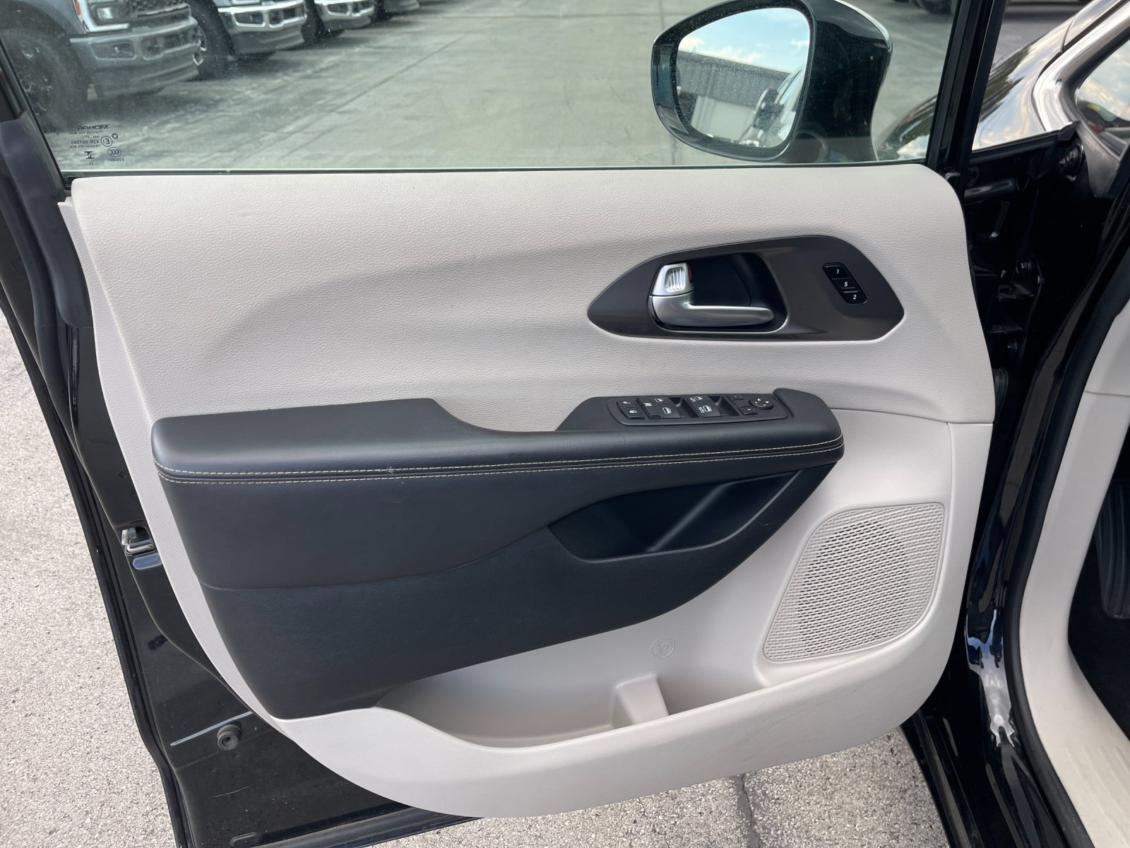 Used 2024 Chrysler Pacifica Touring-L FWD image 12