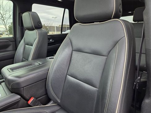 Used 2021 GMC Yukon SLT w/ SLT Luxury Package image 16