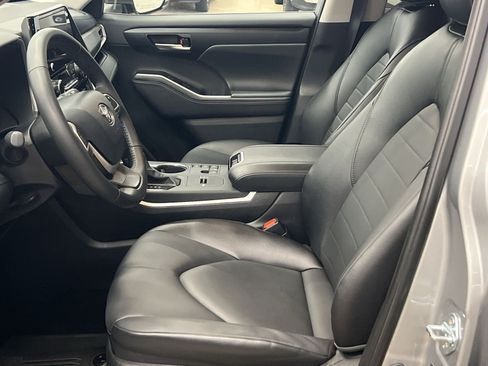 Used 2025 Toyota Highlander XLE AWD/4WD image 11