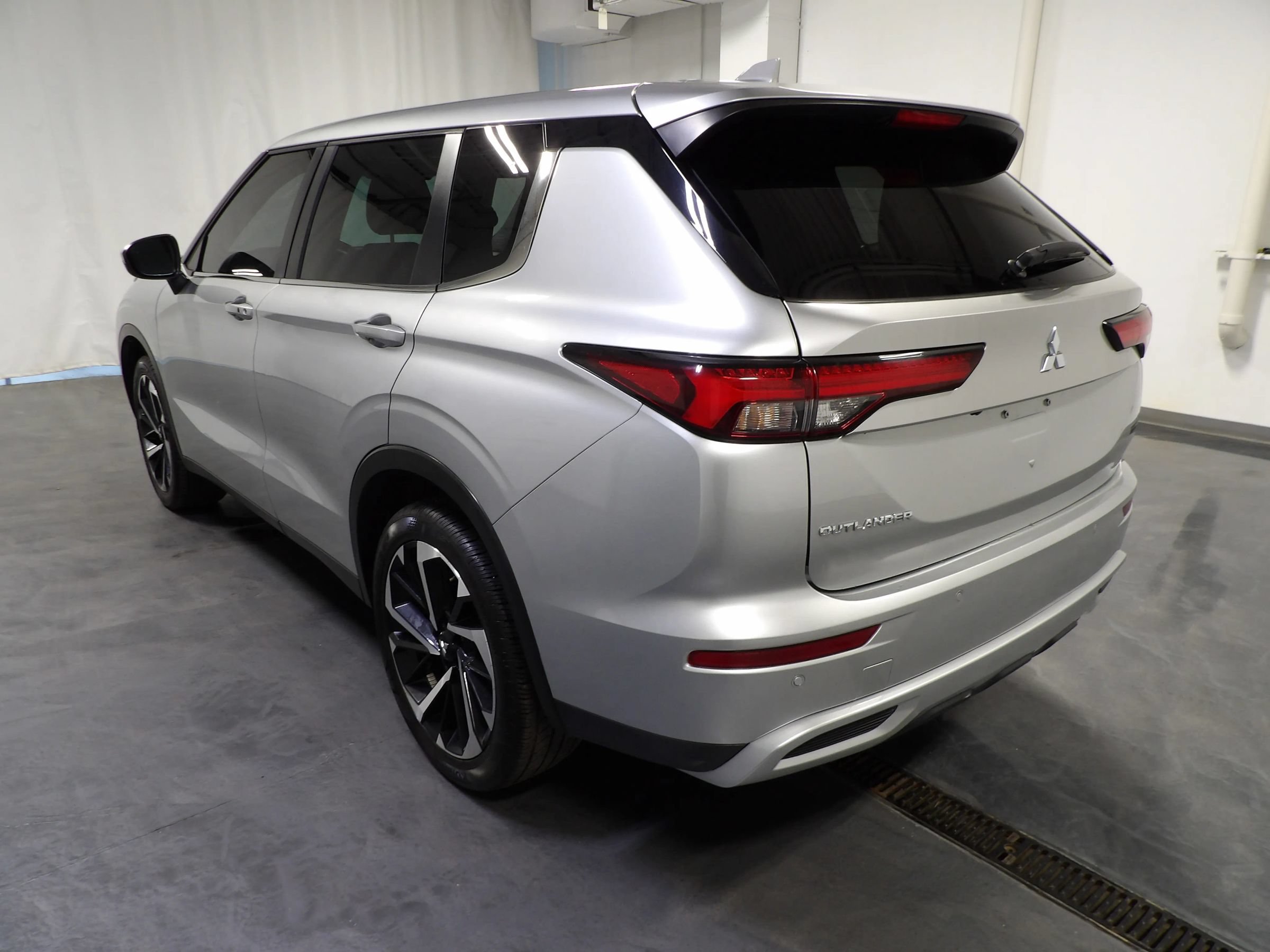 Used 2023 Mitsubishi Outlander ES AWD/4WD image 7