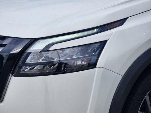 Used 2025 Nissan Pathfinder SV FWD image 9