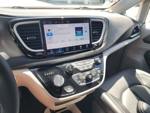 Used 2023 Chrysler Pacifica Touring-L image 24