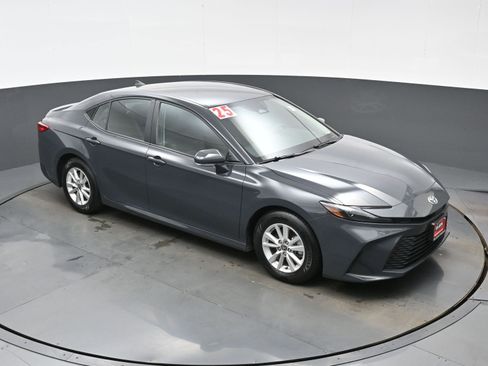 Used 2025 Toyota Camry LE image 33