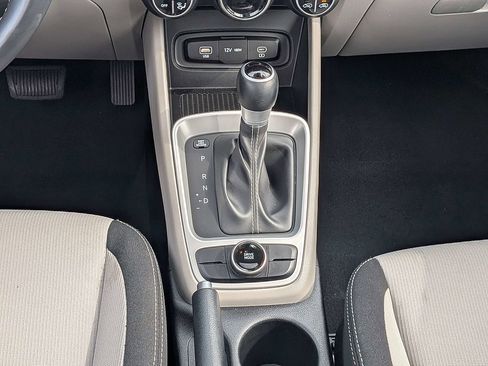 Used 2025 Hyundai Venue SEL FWD image 19