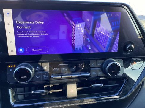 Used 2023 Toyota Highlander XSE image 11