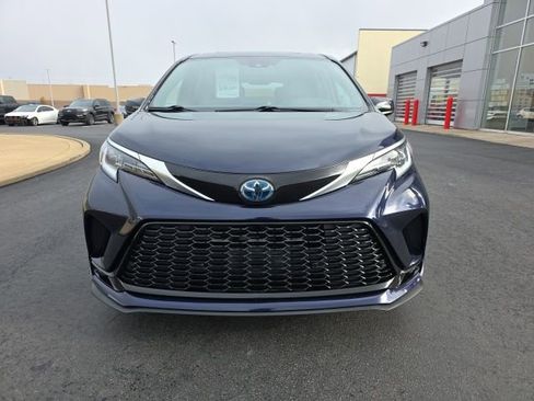 Certified 2021 Toyota Sienna XSE FWD image 2