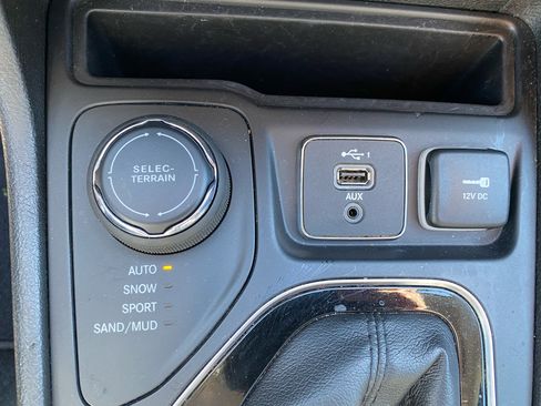 Used 2019 Jeep Cherokee Limited image 28